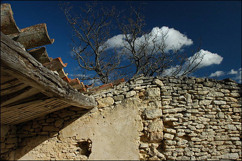 Old farm in Buoux, on the plateau of Claparedes